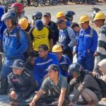 Ratusan Karyawan yang melakukan aksi mogok kerja saat dengarkan hasil kesepakatan usai rapat koordinasi dan mediasi dengan pihak perusahaan PT SAE