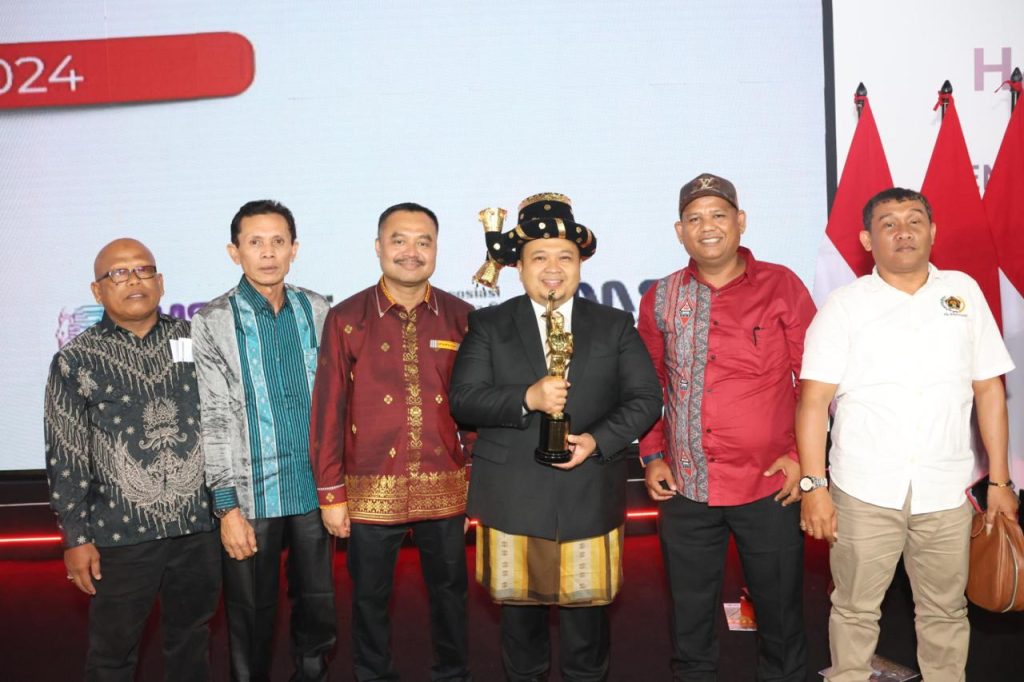 Raih Anugerah Bergengsi atas Kepedulian Lingkungan dari PWI, Bupati Tapsel Ucapkan Terimakasih