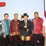 Bupati Tapsel, Dolly Pasaribu, bersama Ketua PWI Sumut Farianda Putra Sinik, Ketua PWI Tabagsel Kodir Pohan, dan lainnya usai terima anugerah bergengsi Piala Anugerah PWI 2024 atas kepeduliannya terhadap lingkungan hidup pada malam puncak peringatan HPN 2024 di Ancol, Jakarta