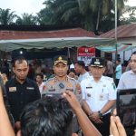 Kapolres Tapsel, AKBP Yasir Ahmadi, bersama Bupati Paluta, Patuan Rahmat Syukur P Hasibuan, Kajari Paluta Hartam Ediyanto, dan lainnya saat diwawancarai awak media usai meninjau langsung pelaksanaan PSU di TPS 001 Desa Pijorkoling, Kecamatan Padang Bolak Tenggara