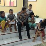 Sosok Kapolres Tapsel, AKBP Yasir Ahmadi, yang sempatkan diri bercerita dan bercengkrama dengan anak-anak selepas salat Magrib