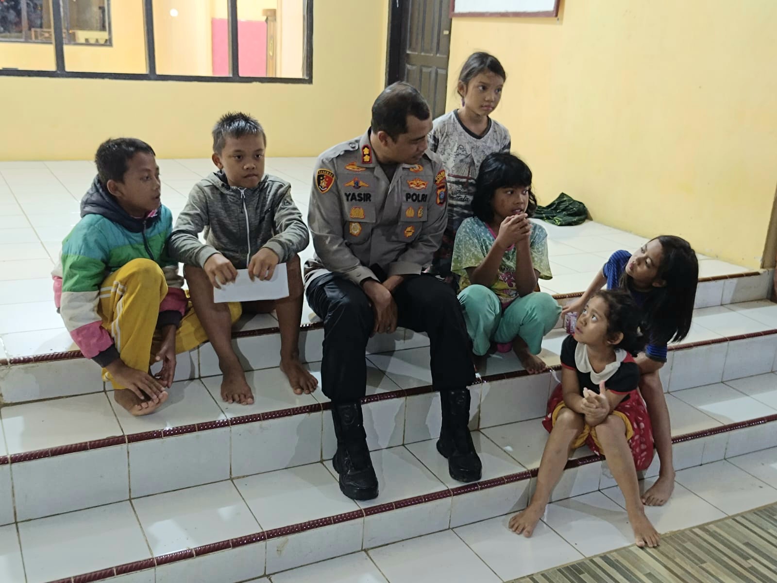Sosok Kapolres Tapsel, AKBP Yasir Ahmadi, yang sempatkan diri bercerita dan bercengkrama dengan anak-anak selepas salat Magrib