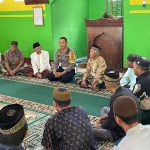 Sosok merakyat Kasat Lantas Polres Tapsel, AKP Dahnial Saragih, saat menampung aspirasi dari jamaah Masjid Jamik Sipirok