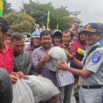 Kepala Perwakilan PT Jasa Raharja Padangsidimpuan, Soni Sumono, Sat Lantas Polres Tapsel, dan lainnya saat berbagi helm gratis ke masyarakat pengguna Jalan