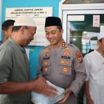 Potret kedekatan Kapolres Tapsel, AKBP Yasir Ahmadi, saat berbagi ratusan nasi kotak ke masyarakat dalam program Jumat berkah