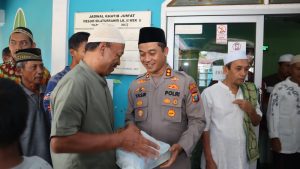 Tak Terkesan Pejabat, Potret AKBP Yasir Membaur Berbagi Ratusan Nasi Kotak di Jumat Berkah