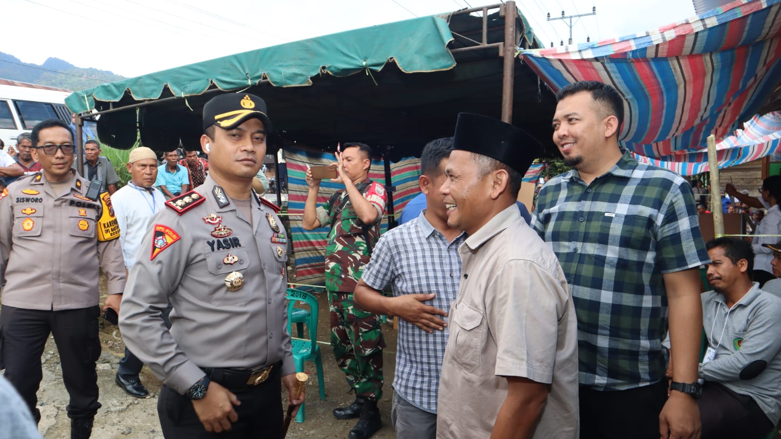 Kapolres Tapsel, AKBP Yasir Ahmadi, dan Ketua KPU Tapsel, Zulhajji Siregar, saat memantau langsung pelaksanaan PSU Pemilu di TPS 004 Desa Huta Pardomuan, Kecamatan Sayurmatinggi