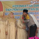 Momen kemesraan Kapolres Tapsel, AKBP Yasir Ahmadi, saat mencium mesra Ibundanya, Hj Farida Hanum Matondang, usai melantunkan lagu yang syahdu di peringatan Israk Mikraj
