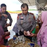 Sosok dermawan Kapolres Tapsel, AKBP Yasir Ahmadi, yang secara spontan memborong dagangan pedagang kacang saat momen Israk Mikraj Nabi Muhammad SAW di Mandailing Natal