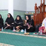 Ketua Bhayangkari Cabang Tapsel, Ny Meylinda Yasir Ahmadi, dan Ibunda dari Kapolres Tapsel, Hj Farida Hanum Matondang, saat pengajian rutin bulanan Bhayangkari Cabang Tapsel