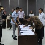 Kapolres Tapsel, AKBP Yasir Ahmadi, bersama Pabung Kodim 0212/Tapsel, Mayor Inf Takbir Dahalu, menyaksikan penekenan NPHD dari Pj Bupati Paluta, Patuan Rahmat Syukur P Hasibuan