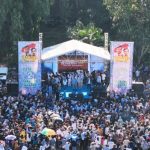 Ribuan masyarakat tumpah ruah mengikuti senam gemoy bersama Bobby Nasution di Lapangan Bola Kelurahan Bintuju, Kecamatan Angkola Muara Tais, Kabupaten Tapsel.