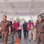 Kajari Padangsidimpuan, Dr Lambok MJ Sidabutar, didampingi Kasi Pidsus, Khairur Rahman, saat penyerahan tersangka dan barang bukti di Kejati Sumut