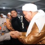 Sosok Kapolres Tapsel, AKBP Yasir Ahmadi, tampak begitu hormat ke Ulama sekaligus Pimpinan Pondok Pesantren Nurul Falah Tamosu, H Syafaruddin Harahap