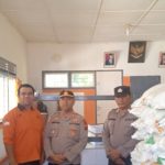 Kapolsek SD Hole, AKP Amron Simanullang, saat memantau langsung penyaluran bantuan pangan beras Bulog dari pemerintah pusat kepada masyarakat