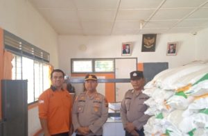 Kapolsek SD Hole Pantau Langsung Bantuan Pangan ke Masyarakat   