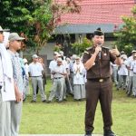Kasi Intel Kejari Padangsidimpuan, Yunius Zega, saat memberi materi penyuluhan hukum ke siswa-siswi SMA Negeri 3 Padangsidimpuan
