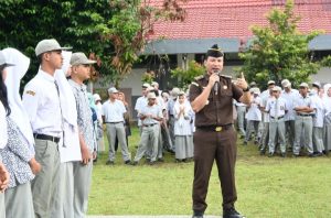 Pendekatan Humanis, Kasi Intel Kejari Padangsidimpuan Kenalkan Hukum ke Siswa