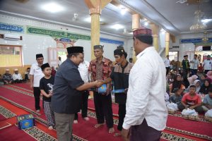 Bupati Tapsel Buka Puasa Sekaligus Sholat Tarawih Bersama Masyarakat Batang Toru