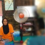 Pengurus Lembaga Burangir, Juli H Zega, saat menjenguk wanita penderita kanker serviks, Marianun Pulungan, yang membutuhkan bantuan