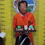 HH warga Kabupaten Tapsel, saat menunjukkan sabu yang didapatnya dari Rantau Parapat usai ditangkap Tim Opsnal Sat Resnarkoba Polres Padangsidimpuan