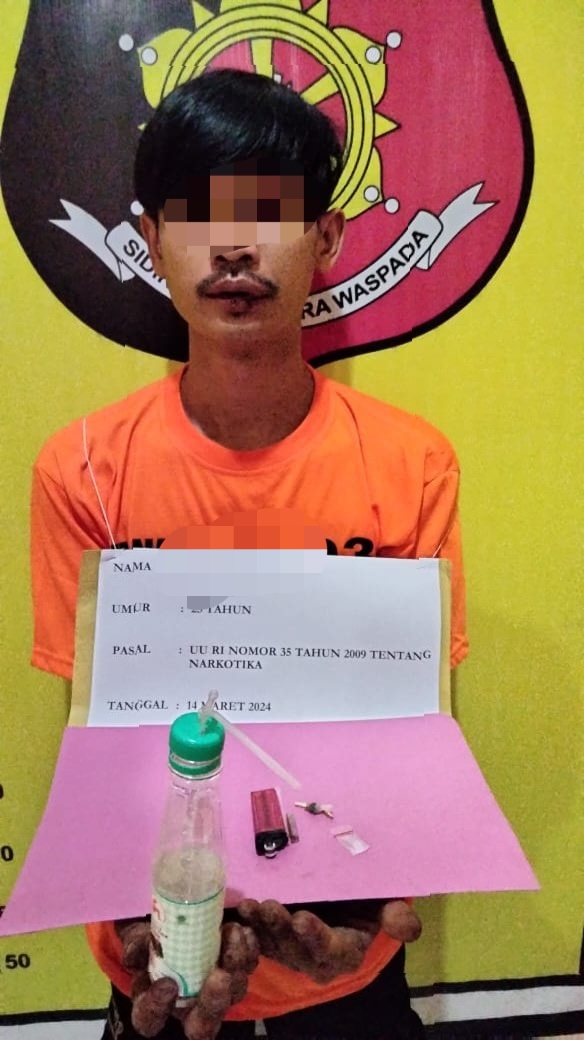 Tersangka RH, menunjukkan barang bukti usai tertangkap Tim dari Unit Reskrim Polsek Padang Bolak