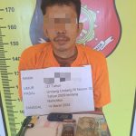 Pengedar sabu inisial, AH alias KPR, usai ditangkap Tim dari Unit Reskrim Polsek Padang Bolak di tepi Sungai