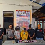 Kapolsek Batang Toru, Iptu RN Tarigan, bersama Kanit Reskrim, Ipda Ery Juanda Situmorang, dan anggota usai sukses menangkap 3 pengedar sabu sekaligus, AB, AS, dan S, dalam tempo sehari dari tempat yang berbeda