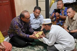 Pj Walikota Letnan Serahkan Bantuan Kepada Korban Kebakaran di Jalan Kenanga