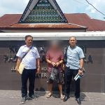 KBO Sat Resnarkoba Polres Tapsel, Ipda TP Saragih, dan anggota saat limpahkan tersangka kasus narkotika berikut barang bukti ke Kejaksaan Negeri Padang Lawas Utara