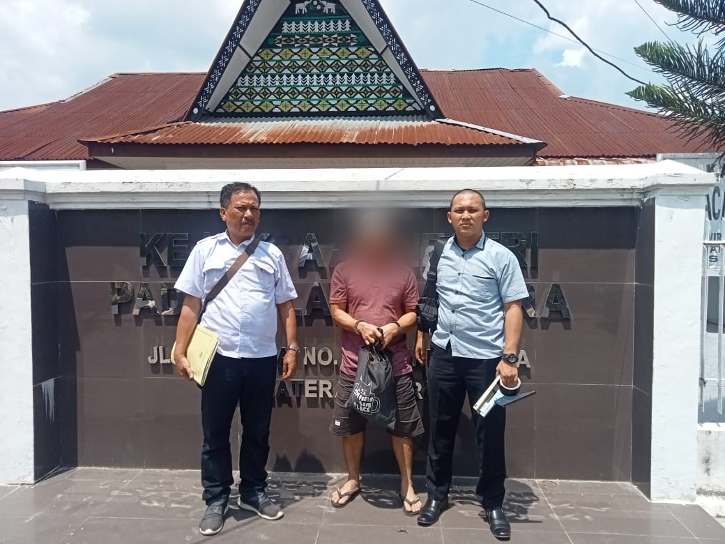 KBO Sat Resnarkoba Polres Tapsel, Ipda TP Saragih, dan anggota saat limpahkan tersangka kasus narkotika berikut barang bukti ke Kejaksaan Negeri Padang Lawas Utara