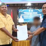 Kajari Padangsidimpuan, Dr Lambok MJ Sidabutar, saat menyerahkan status perwalian Rio kepada Ahmad Mufti Zubhan yang di tunjuk sebagai orang tua wali