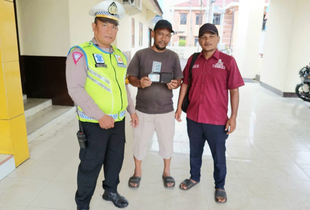 Polisi Hati Mulia di Padangsidimpuan Temukan Dompet, Langsung Kembalikan ke Pemiliknya