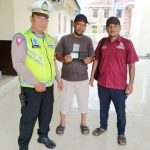 Kanit Kamsel Sat Lantas Polres Padangsidimpuan, Ipda Andi Situmorang (paling kiri) saat mengembalikan dompet milik Ahmad Yusuf Jambak (tengah) didampingi Kepala Lingkungan Risman Sianipar (paling kanan) usai tercecer di Komplek Sekolah