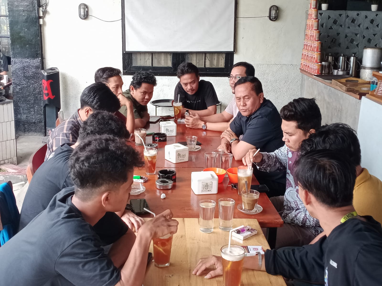 Kasat Intelkam Polres Tapsel, AKP Hasudungan Butarbutar, membaur bersama Aliansi Mahasiswa guna bersinergi dalam menciptakan Kamtibmas yang kondusif