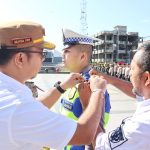 Plt Sekda Padangsidimpuan, Roni Gunawan Rambe, menyematkan pita tanda Operasi Keselamatan Toba ke personel Polri