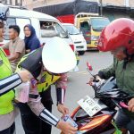Sat Lantas Polres Tapsel mengemas Ops Keselamatan Toba yang humanis dan menyentuh, dengan berbagi takjil berbuka puasa sembari menempelkan stiker keselamatan berlalulintas kepada pengemudi sepeda motor