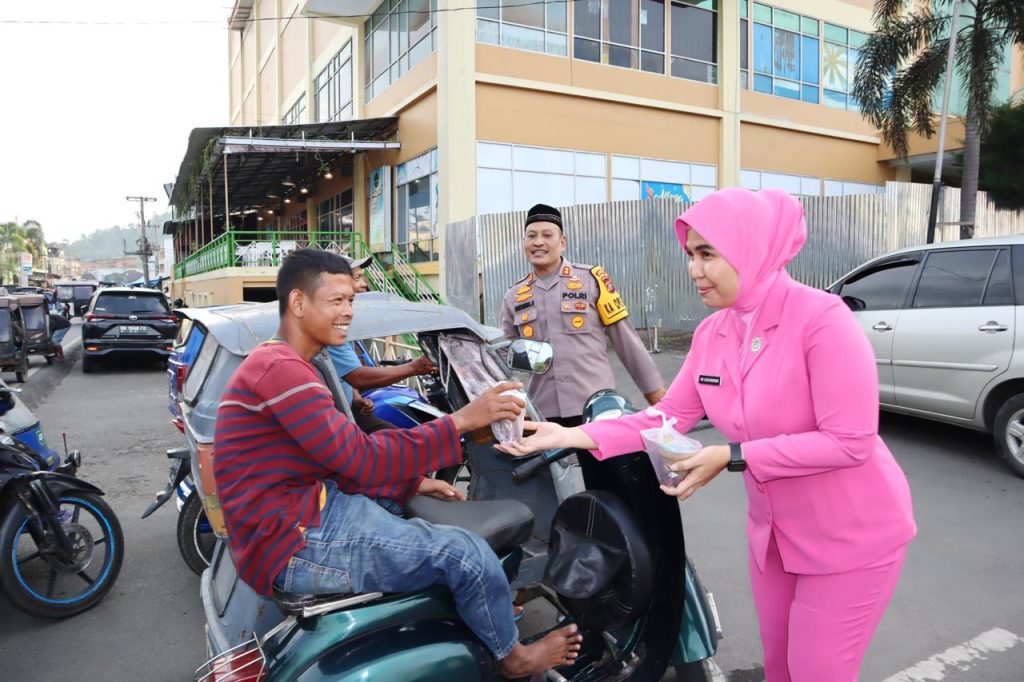 Ramadan Penuh Berkah, Kapolres Padangsidimpuan Berbagi Takjil ke Parbetor