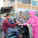 Kapolres Padangsidimpuan, AKBP Dudung Setyawan, bersama Ketua Bhayangkari, Ny Liza Dudung Setyawan, berbagi kebahagiaan dengan membagi-bagikan takjil berbuka puasa di bulan suci Ramadan penuh berkah