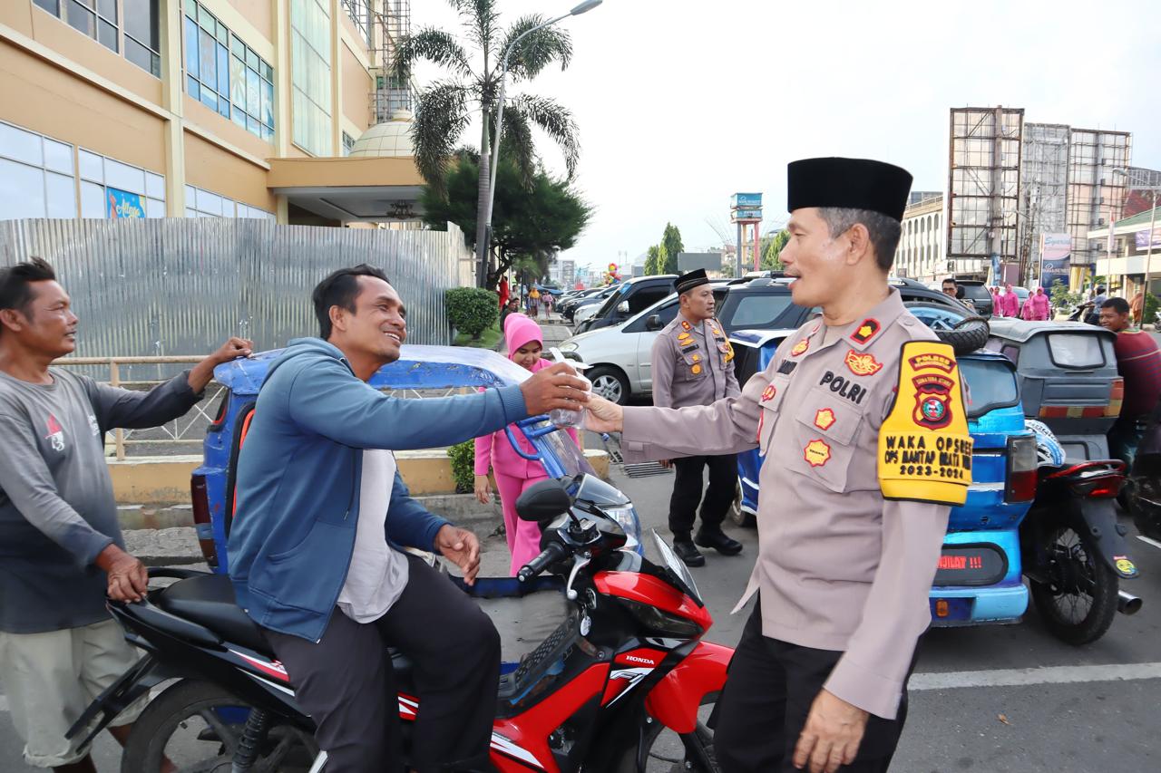 Waka Polres Padangsidimpuan, Kompol Maju Harahap, membaur bersama berbagi kebahagiaan dengan membagi-bagikan takjil berbuka puasa di bulan suci Ramadan penuh berkah