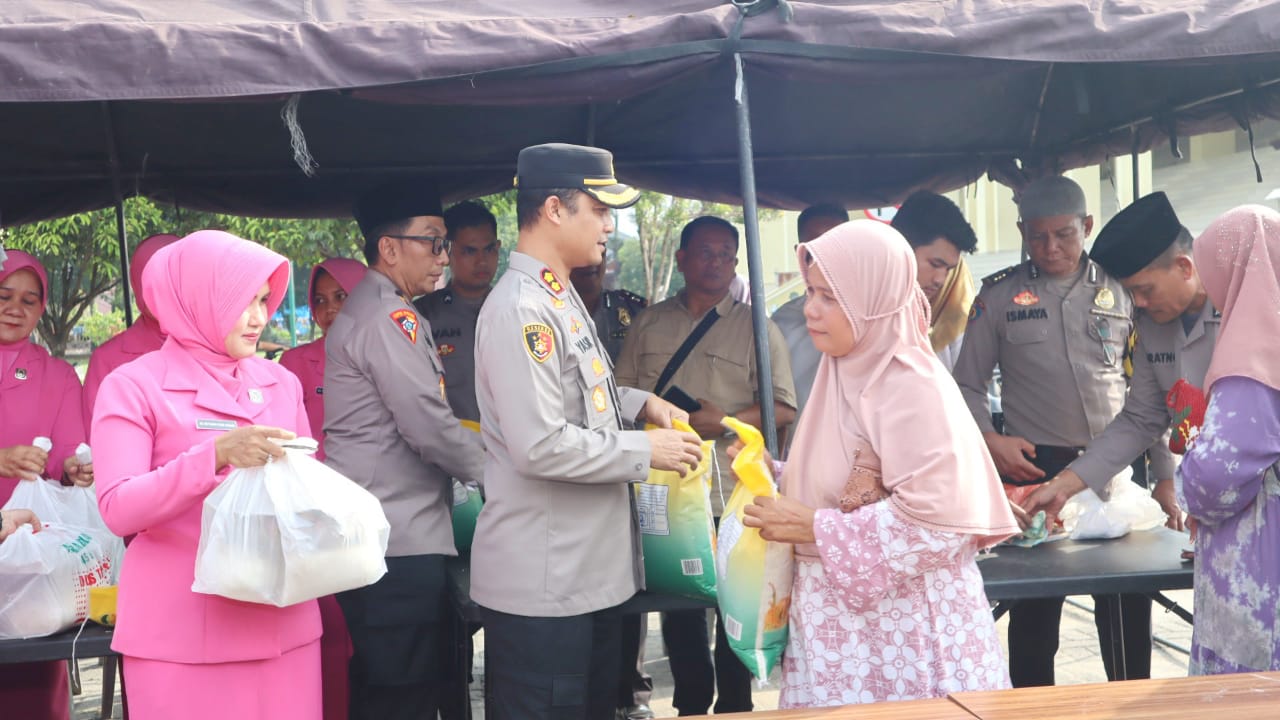 Kapolres Tapsel, AKBP Yasir Ahmadi, bersama Ketua Bhayangkari, Ny Meylinda Yasir Ahmadi, saat terjun langsung bagikan paket sembako murah