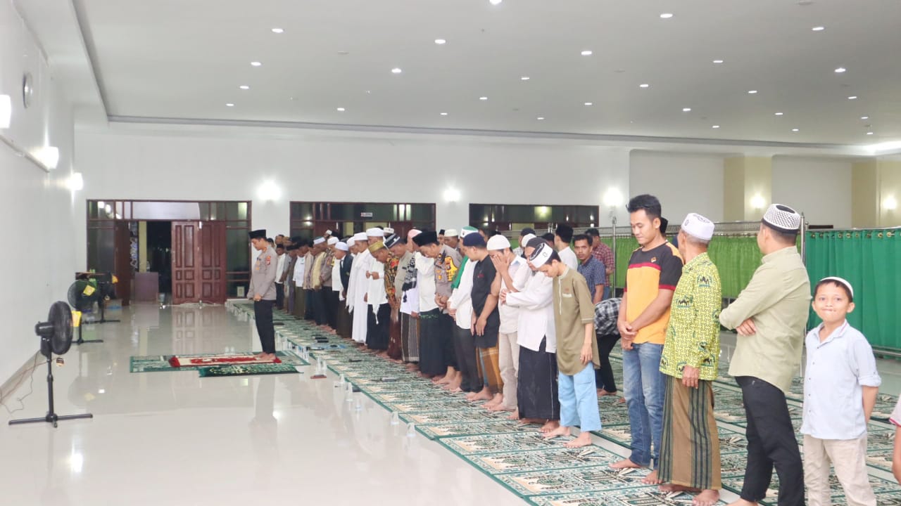 Kapolres Tapsel, AKBP Yasir Ahmadi, saat menjadi Imam salat Magrib berjamaah usai Bukber