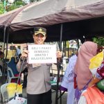 Keceriaan Kapolres Tapsel, AKBP Yasir Ahmadi, yang ikut terjun langsung membaur bersama masyarakat seraya menunjukkan beli sembako murah gratis baju/celana di Pasar Murah di Halaman Masjid Gunung Tua