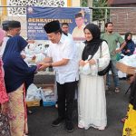 Jafar Ritonga, bersama istri, Zakiah Siregar saat berbagi puluhan paket takjil kepada masyarakat Desa Panobasan Dolok, Kecamatan Angkola Barat, Kabupaten Tapsel