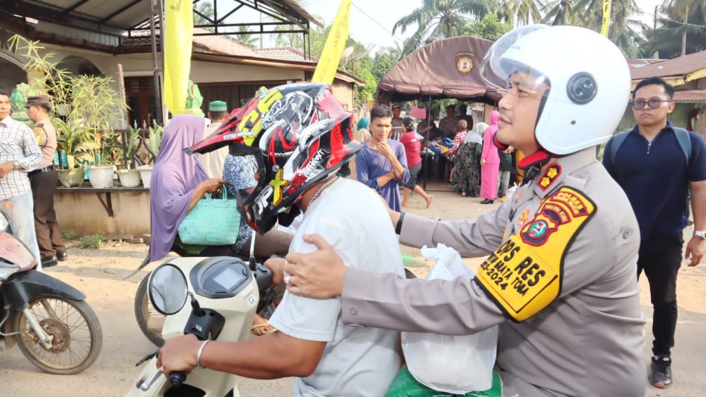 Penuh Perjuangan, AKBP Yasir Dibonceng Naik Motor Serahkan Sembako ke Warga Pra Sejahtera