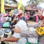 Kapolres Tapsel, AKBP Yasir Ahmadi, dibonceng naik motor menuju Rumah warga Pra Sejahtera guna menyerahkan bantuan sembako dan tali asih