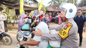 Penuh Perjuangan, AKBP Yasir Dibonceng Naik Motor Serahkan Sembako ke Warga Pra Sejahtera