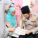 Sosok Kapolres Tapsel, AKBP Yasir Ahmadi, yang begitu menyayangi anak-anak saat ingin menemui dan meminta tanda tangannya usai salat Tarawih berjamaah