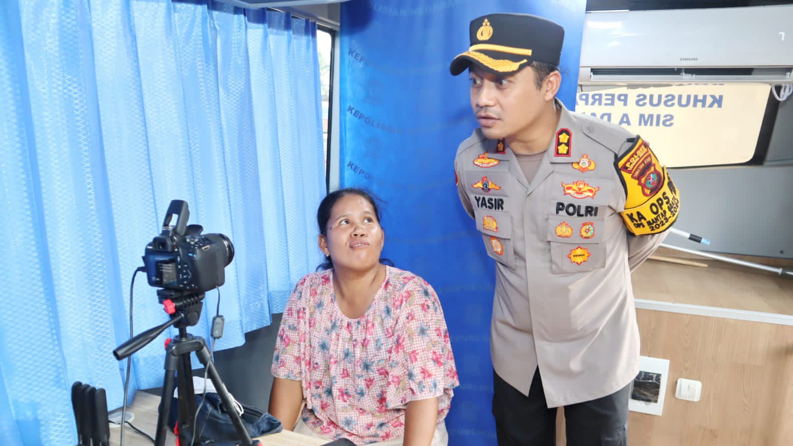 Kapolres Tapsel, AKBP Yasir Ahmadi, meninjau pelayanan administrasi SIM