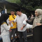 Potret kedekatan warga Batang Toru dengan Ja'far Ritonga beserta istri tercintanya, Zakiah Siregar, saat bagi-bagi takjil jelang berbuka puasa